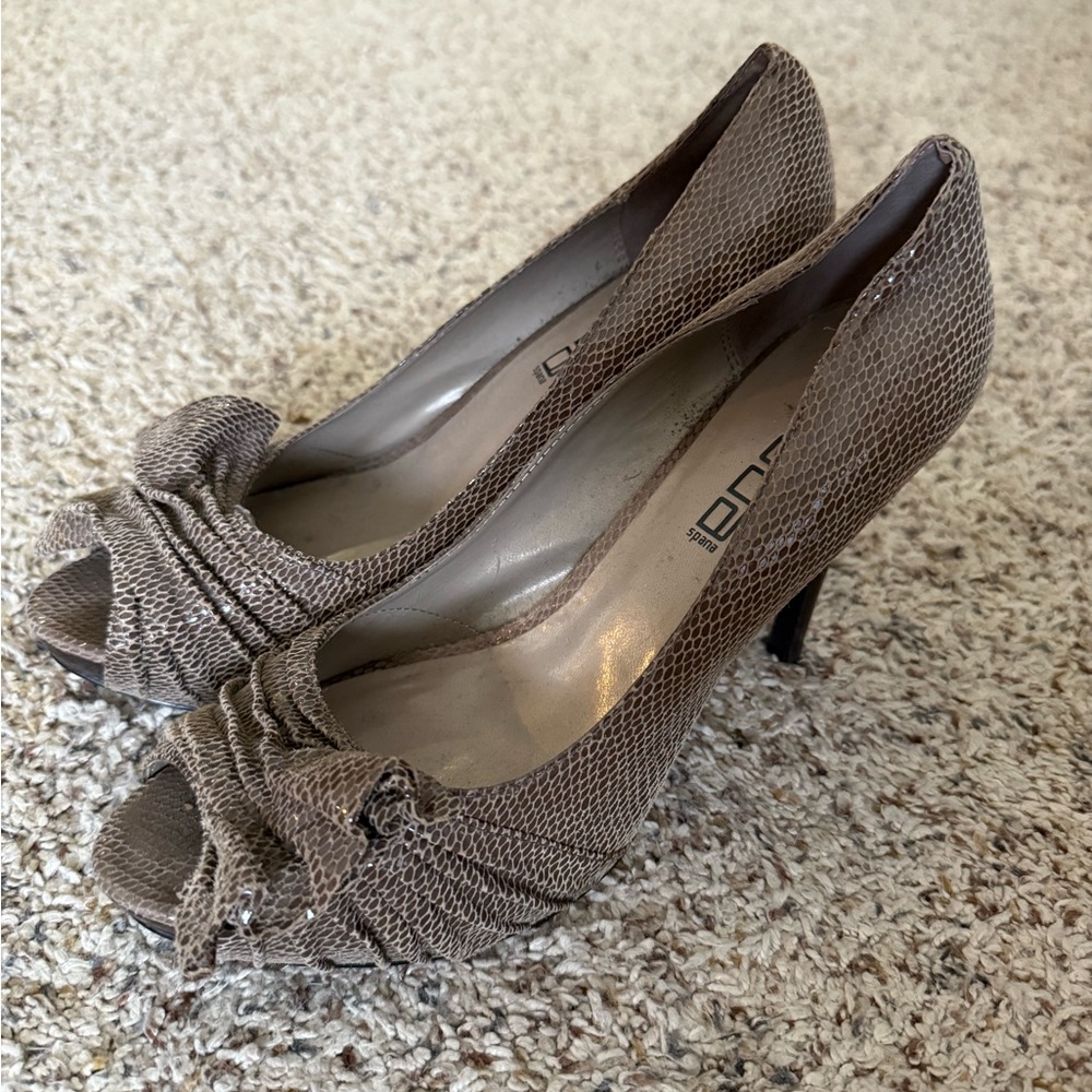 Moda Spana Women's Peep Toe Heels Dark Grey Snakeskin Print Half Bow 8M